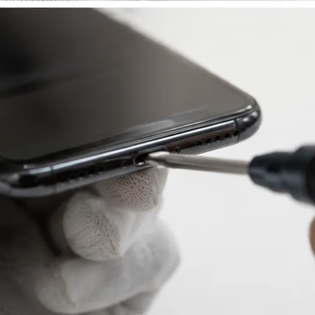 iPhone 充電孔維修示意