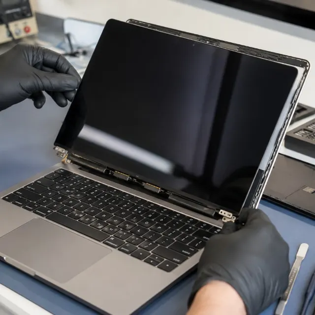 MacBook 螢幕更換維修示意